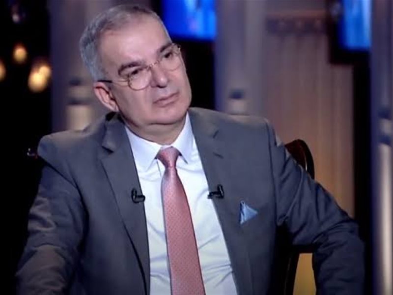 فيديو .. طوني خليفة يفقد توازنه بعد تنويم ضيف له على الهواء 