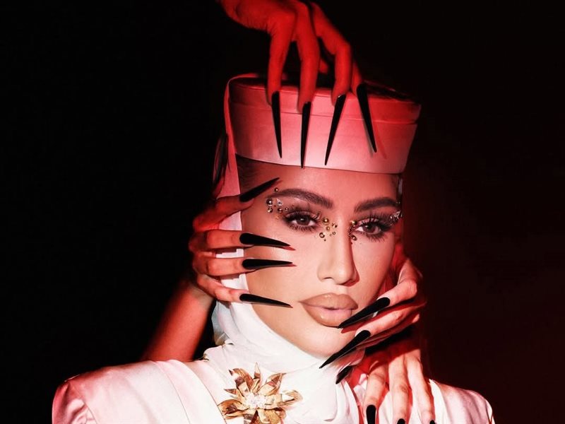 مايا دياب تخطف الأنظار بإطلالة مبتكرة في أحدث جلسة تصوير 