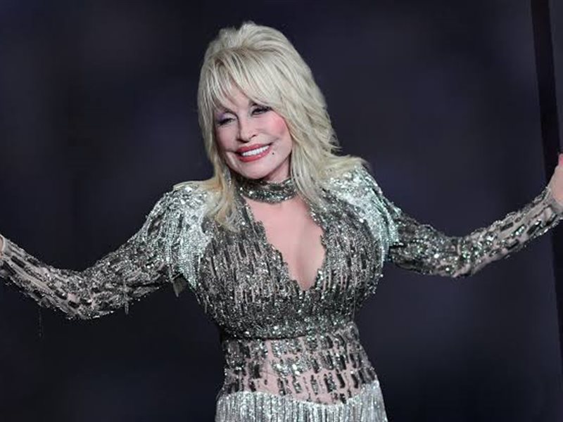 الأوسكار تمنح جائزة استثنائية لدوللي بارتون نجمة موسيقى الريف
