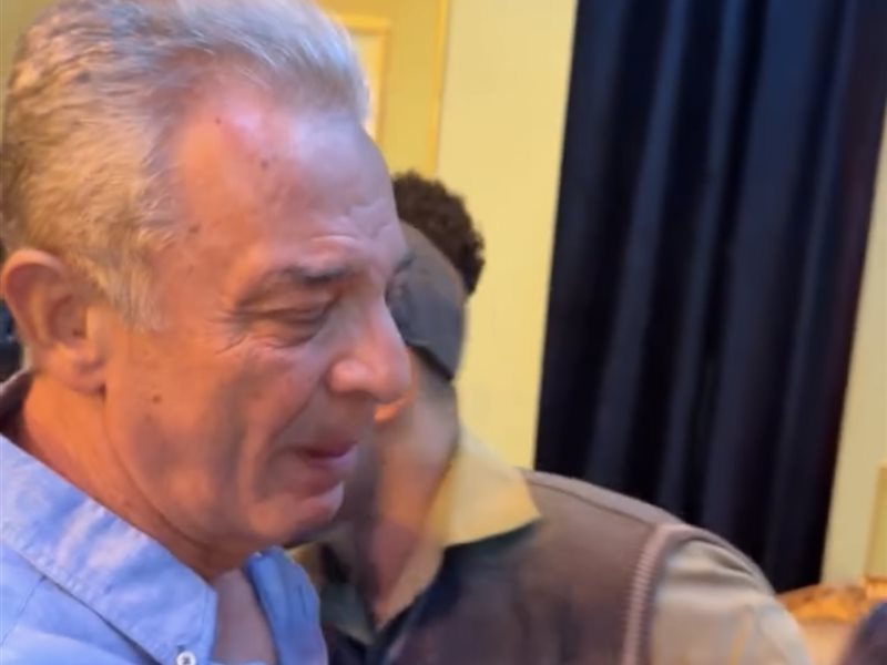 فيديو .. محمود حميدة يبكي في مسرح الهناجر بسبب تأثره بمسرحية 