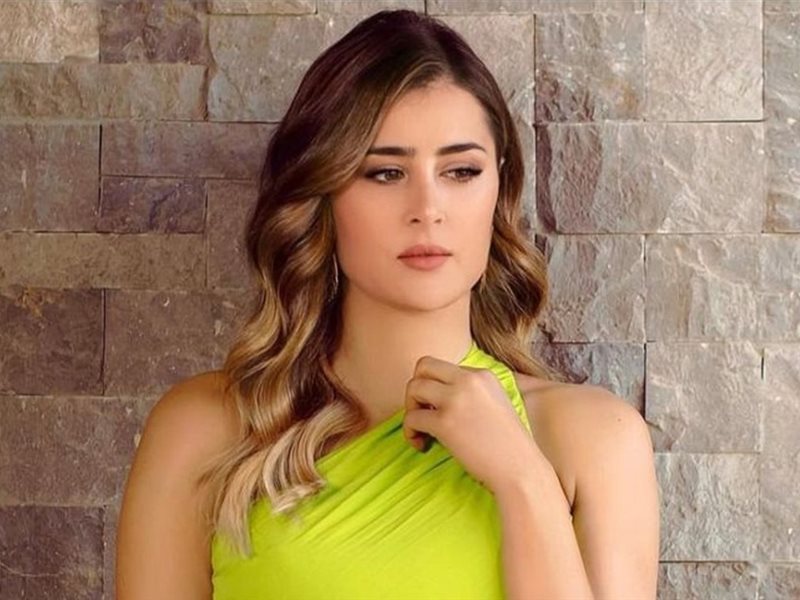 عائشة بن أحمد تمارس هواية الرسم وتكشف عن أول لوحة لها 