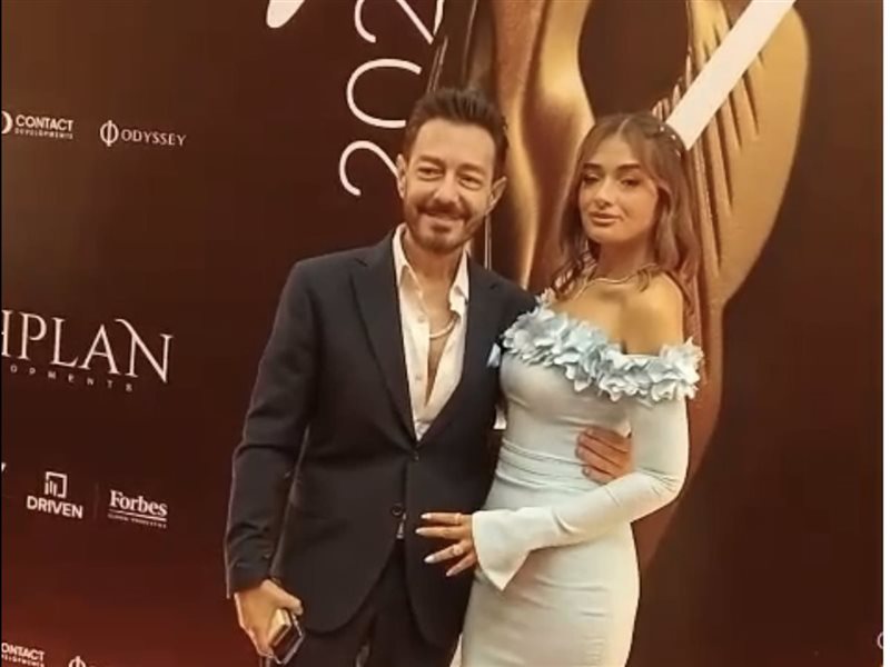 النجوم يتألقون على السجادة الحمراء في حفل توزيع جوائز مجلة نيش البريطانية