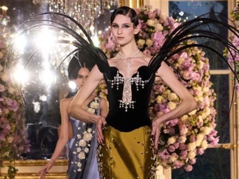 الريش يتألق في صيف 2025… بين الفخامة والاستدامة