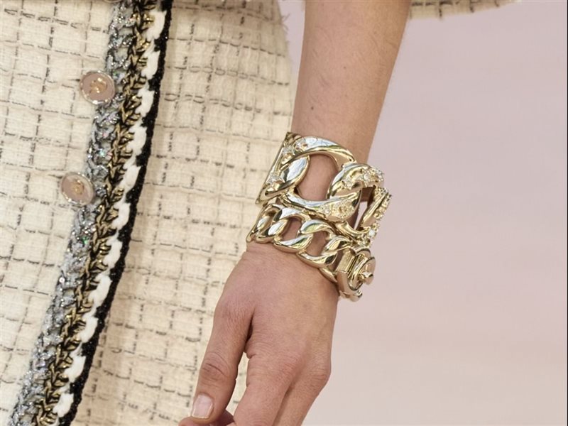 السوار الذهبي يتصدر موضة إكسسوارات ربيع وصيف 2025: أناقة موسمية بلمسة من الجرأة