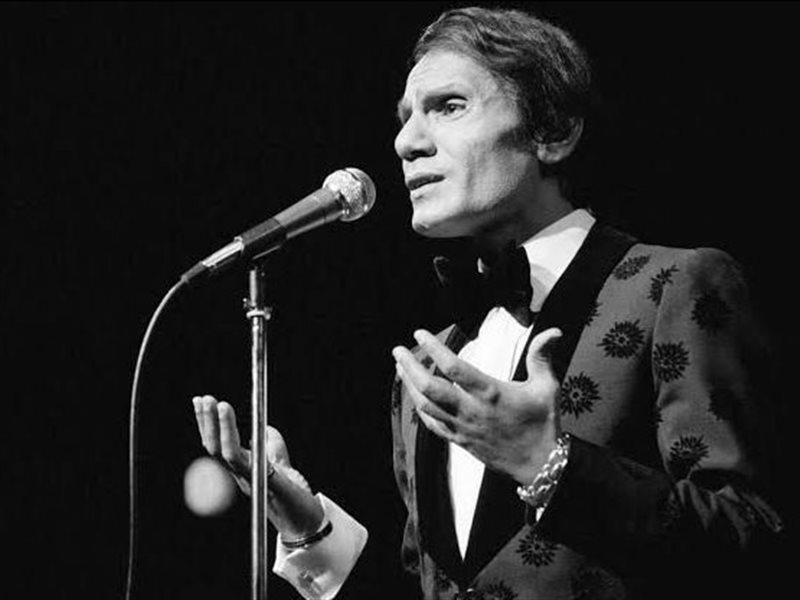 صور.. العندليب الراحل يطل بأربع بدل مختلفة في هولوجرام مهرجان موازين 