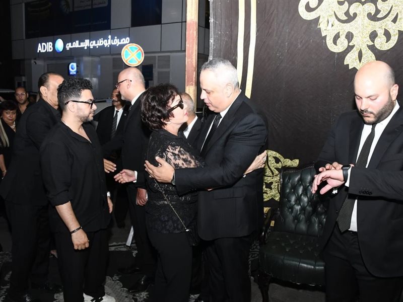 زينة ولبلبة وعلاء مبارك.. مشاهير الفن والسياسة يقدمون واجب العزاء في والد تامر عبدالمنعم