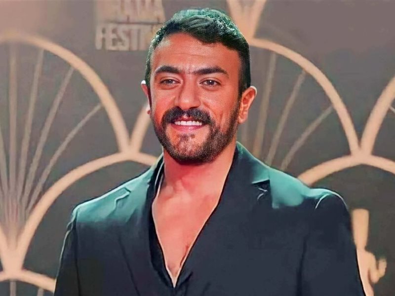  أحمد العوضي يلتقط صورة مع شبيه له ويعلق: 