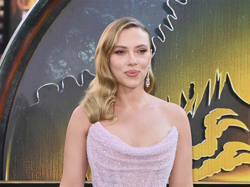  سكارليت جوهانسون تفسر تقبيلها لزميلها على السجادة الحمراء 