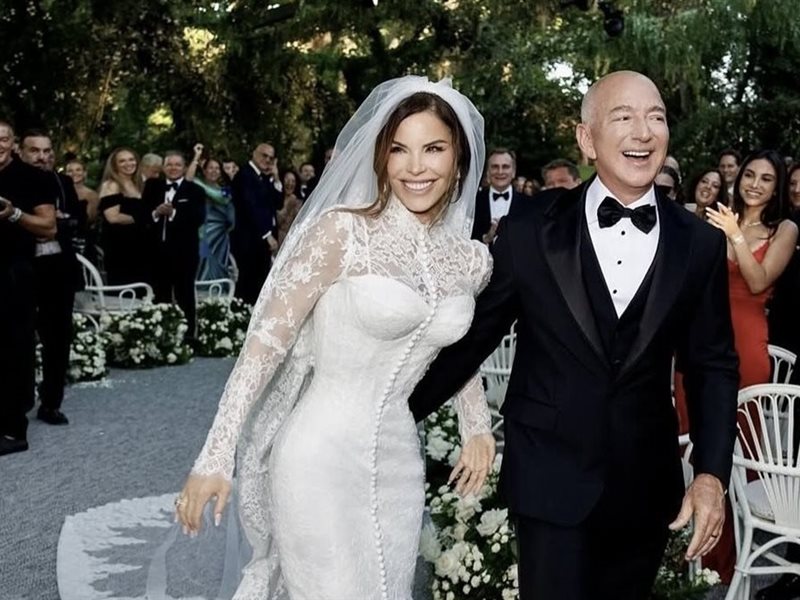 لورين سانشيز تضيف لقب “بيزوس” وتكشف تفاصيل فستان زفافها الفاخر من دولتشي آند غابانا