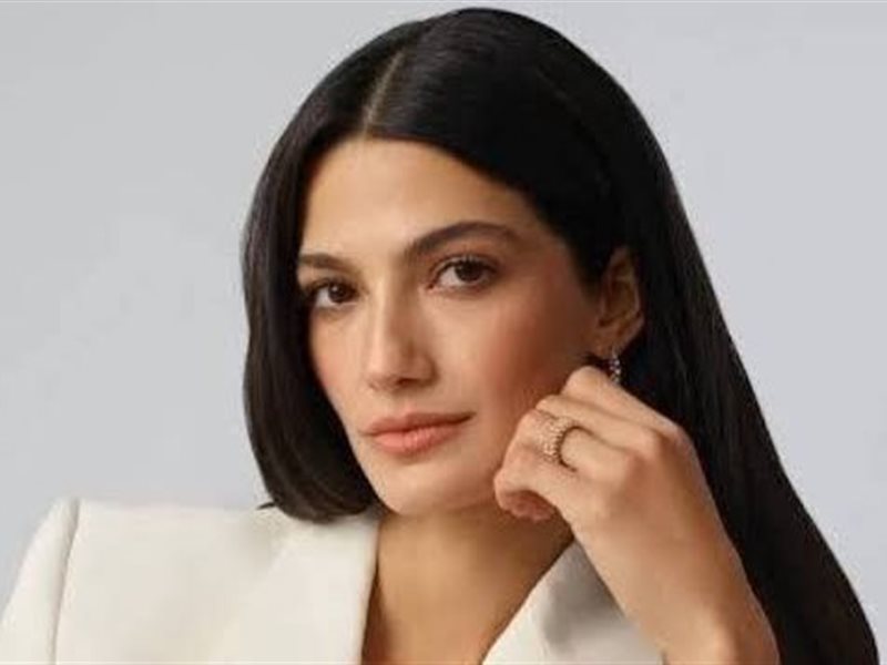 مسلسل كتالوج.. تارا عماد مدرسة لغة عربية ودنيا سامي سكرتيرة 