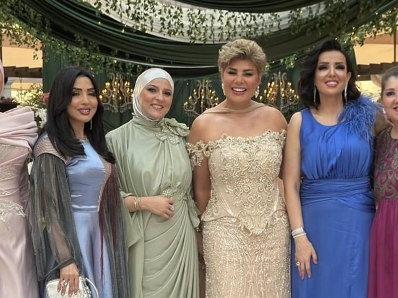 نجوم الإعلام في مصر يشاركون مفيدة شيحة زفاف ابنتها 