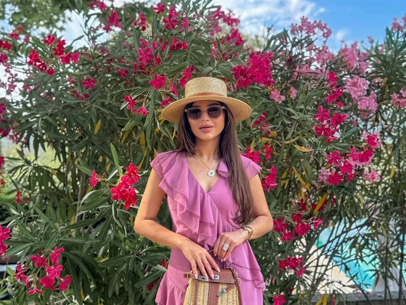  نهى نبيل تخطف الأنظار بإطلالة صيفية راقية من توقيع دار هيرميس في الريفيرا الفرنسية 