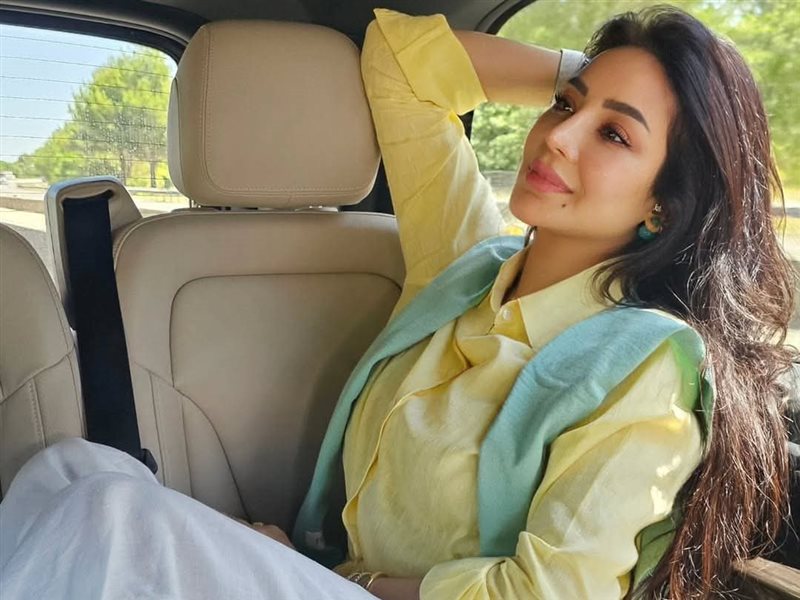 ببصمة ديور.. لجين عمران تتألق بإطلالة كاجوال أنيقة في فرنسا 