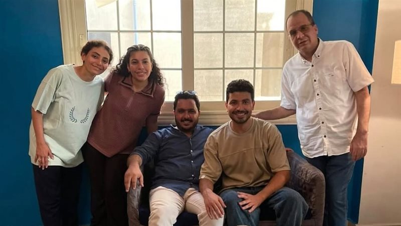 محمد أنور وفريق عمل