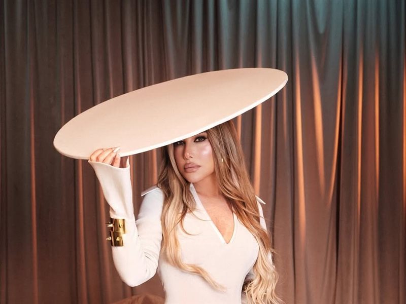 نجوى كرم تتألق بإطلالة استثنائية من توقيع عمران عثمان