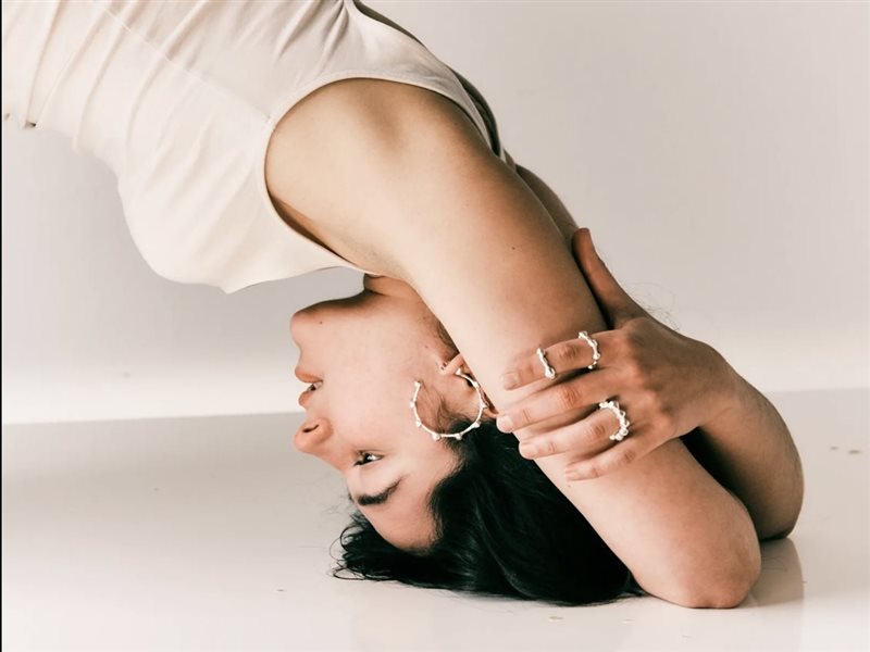 مصممة المجوهرات السعودية ليلى المحلمي تعيد كتابة قواعد النحت القابل للارتداء من خلال مجوهراتها 