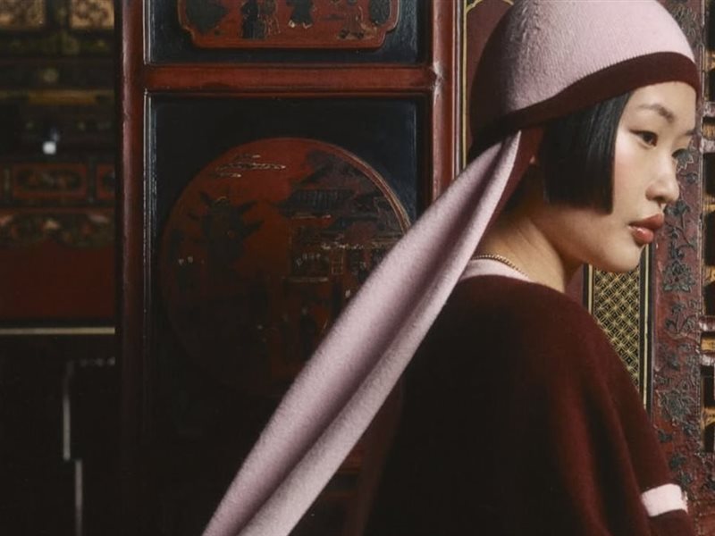 شانيل Métiers art 2025: عندما تتلاقى الحرفية الفاخرة مع الأساطير الصينية في قلب الجزيرة العربية. 