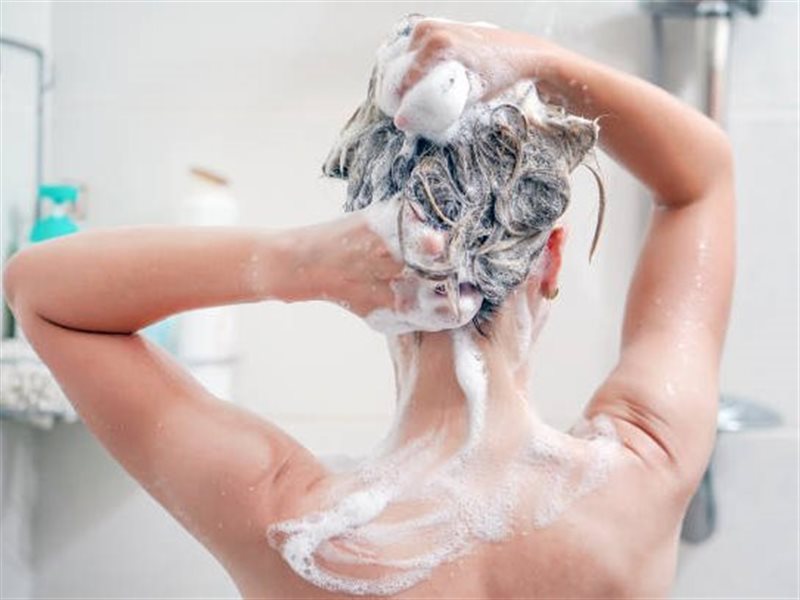 للاستمتاع بشعر قوي وصحي.. إليكِ أفضل أنواع الشامبو لتنظيف فروة الرأس 