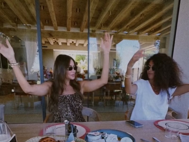 في لقطات عفوية .. صوفيا فيرجارا تتعلم الرقص على أغنية راغب علامة في حضور ابنه