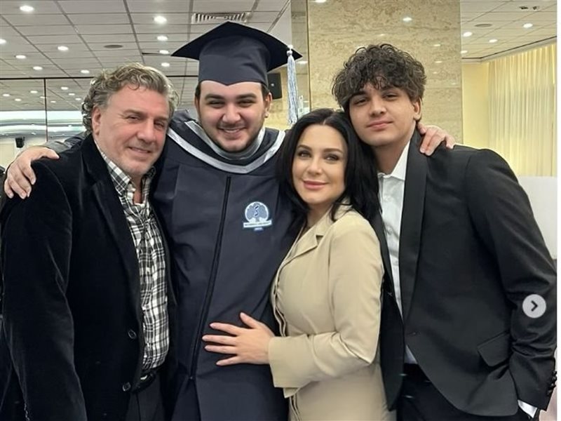 سلاف فواخرجي تنشر صورًا من حفل تخرج ابنها حمزة من كلية الطب 