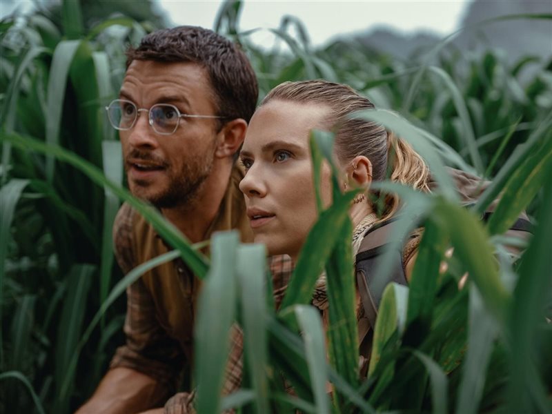 سكارليت جوهانسون تتفوق على براد بيت في السينما وتجمع 318 مليون دولار 