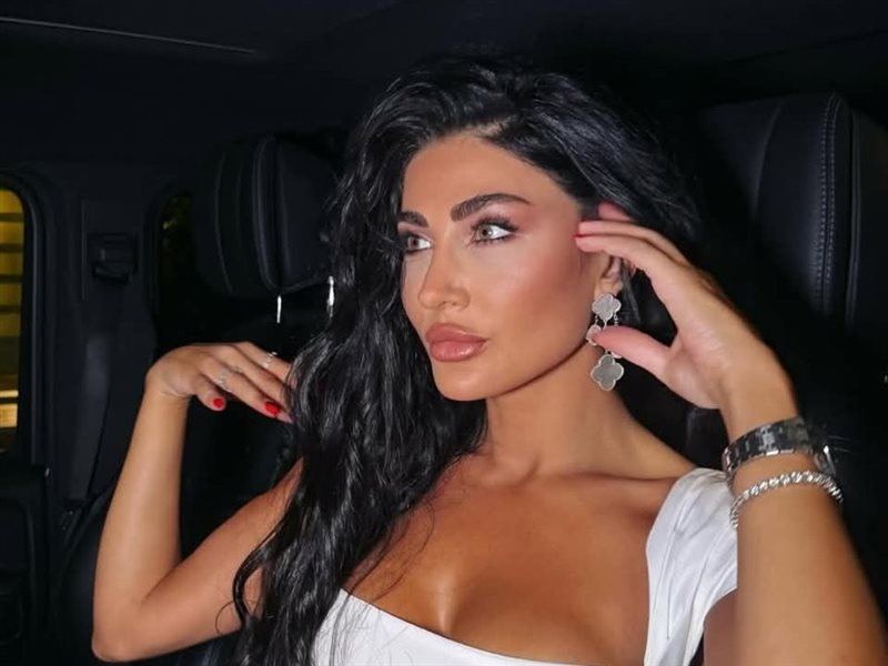 هبة نور تخطف الأنظار بإطلالة بيضاء بالتعاون مع هيرميس وفان كليف & آربلز 