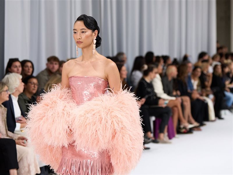 باريس تحتفي بالأناقة: تمارا رالف تُعيد إحياء فنون الآرت ديكو في عرض خريف وشتاء 2025-2026