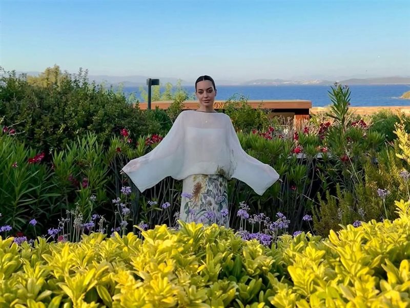  ببصمة ديور.. كارن وازن تتألق بإطلالة صيفية أنيقة في إسطنبول