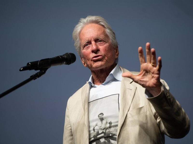 بعد يومين من تكريمه في كارلوفي فاري.. مايكل دوجلاس يعلن اعتزاله رسميا