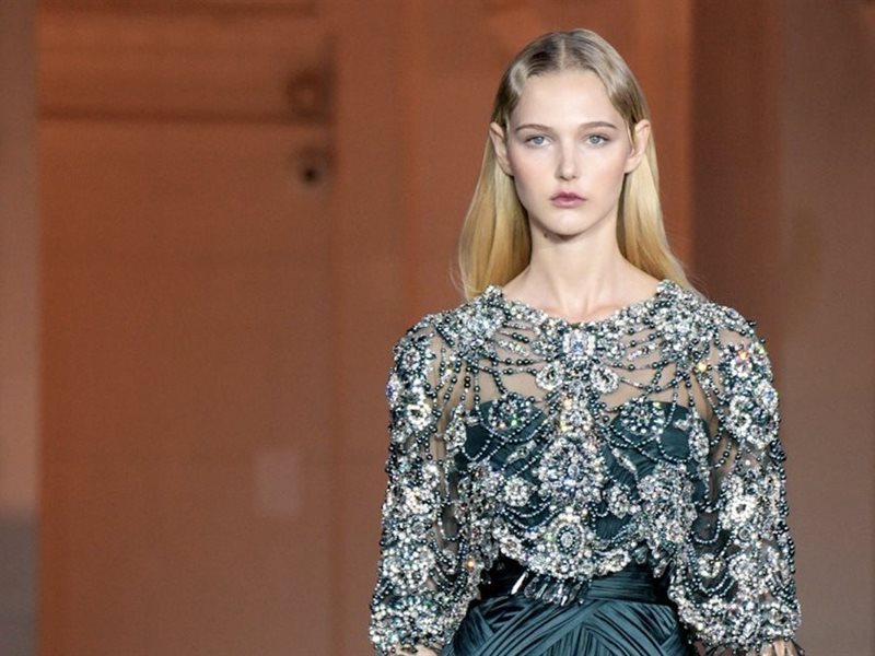 زهير مراد يشعل ليل باريس بتصاميم حالمة في مجموعته الراقية لخريف وشتاء 2025-2026 