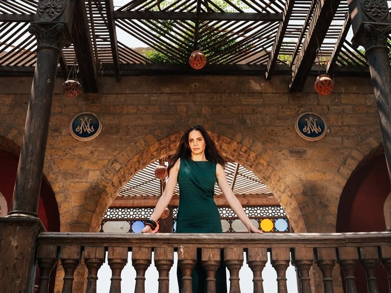 آمال ماهر تحتفي بالموسيقى والموضة في جلسة تصوير جديدة داخل قصر الدهب