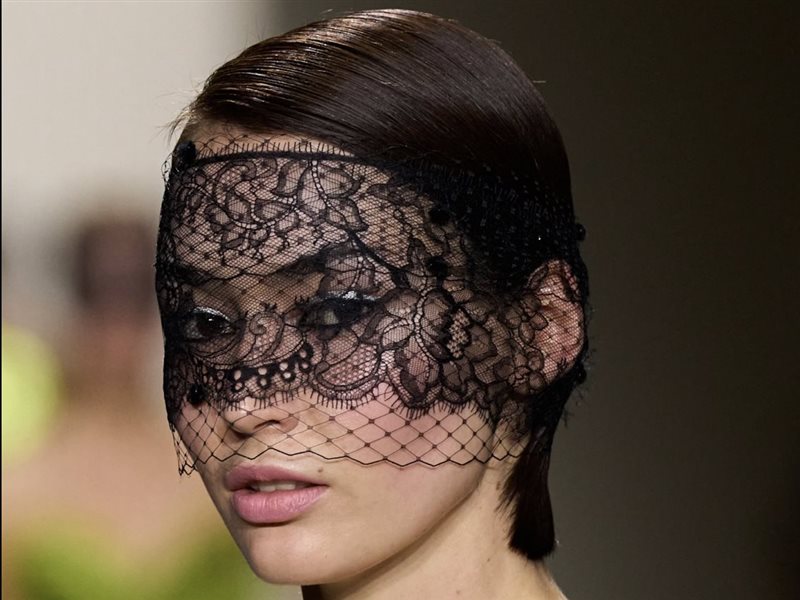 أكسسوارات شعر كريستالية وشبكية تزيّن عروض الهوت كوتور في باريس… إليكِ أبرز الصيحات لشتاء 2025