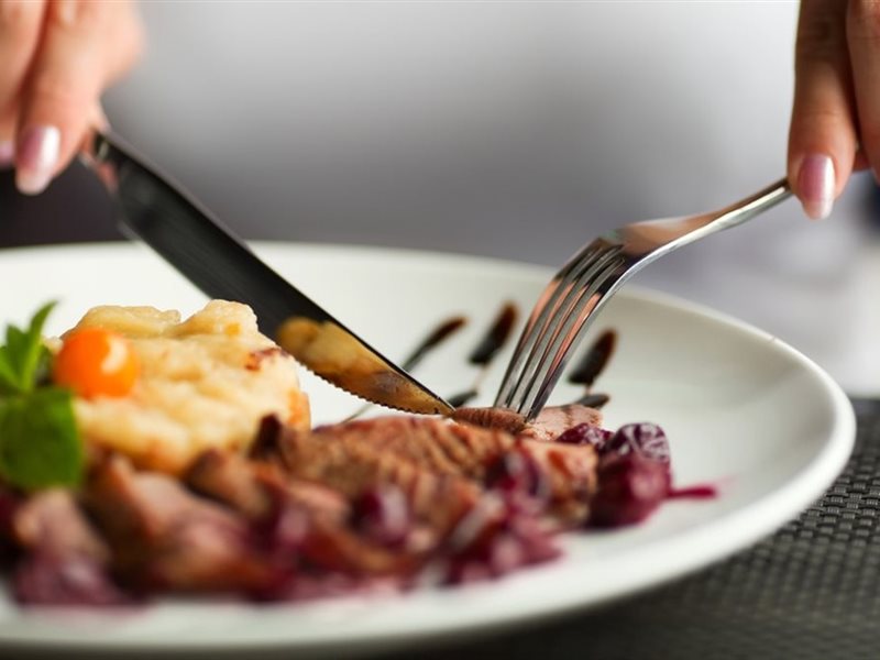 تعكس ذوقك ورقيك.. إليك إتيكيت تناول الطعام 