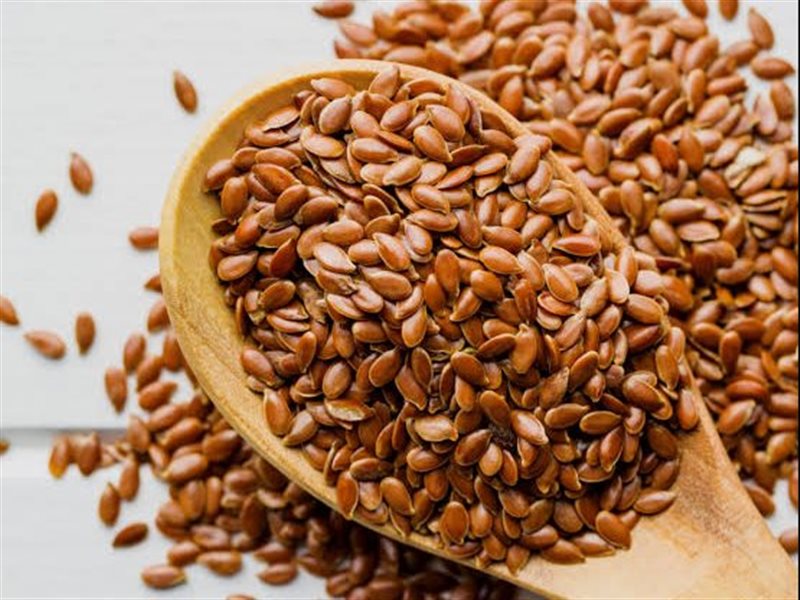 بذور الكتان.. المكوّن الطبيعي السحري لنضارة البشرة ومظهر أكثر شبابًا 