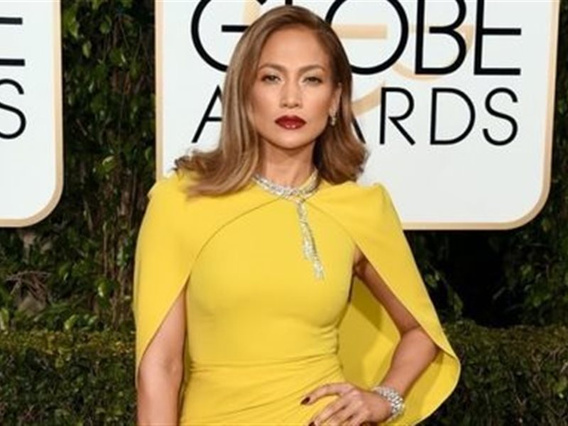 الأصفر يتربّع على عرش موضة صيف 2025.. تألقي بإطلالة مشرقة تنبض بالحيوية 