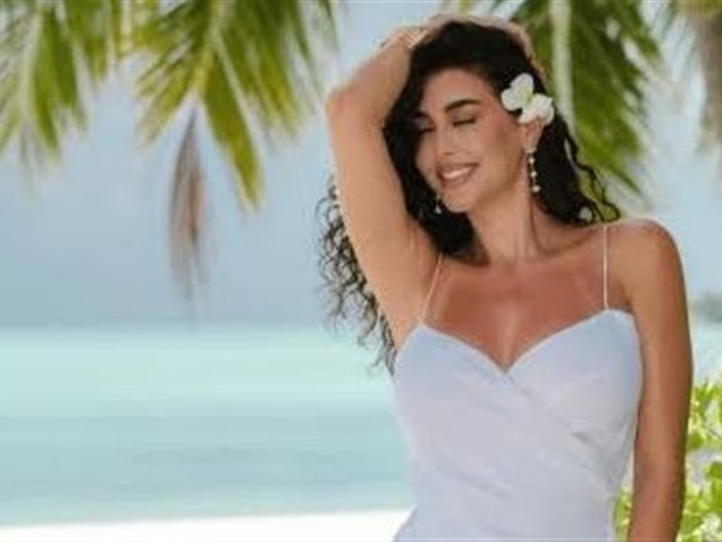 إطلالتك المثالية لحفل زفاف على الشاطئ: أناقة مريحة تحت أشعة الشمس 