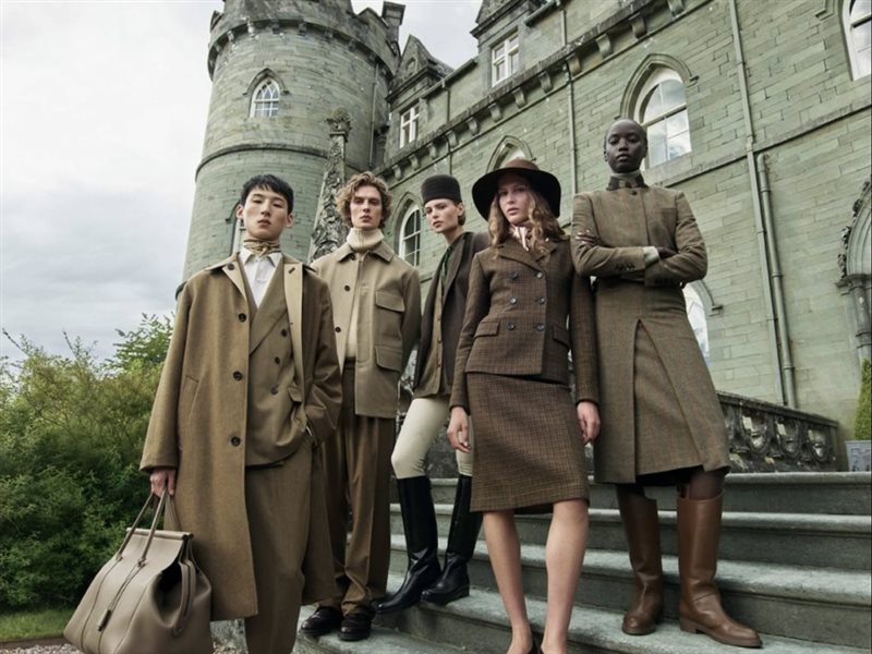 “لورو بيانا” تكشف عن أناقة عفوية مستلهمة من الطبيعة في حملتها لخريف وشتاء 2025-2026 