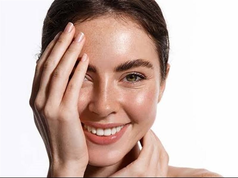 البيوتين أم الكولاجين؟ الفرق بينهما وأبرز فوائدهما لصحة البشرة وقوة الشعر 