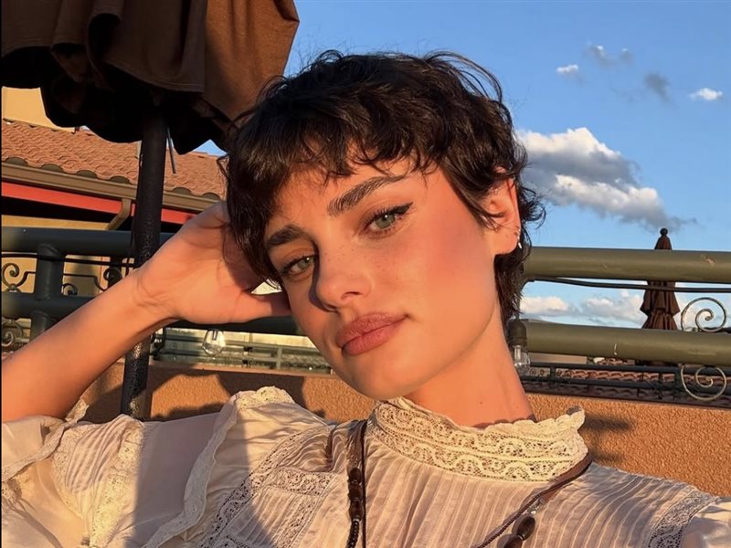 قصّات البيكسي تتصدر صيحات الشعر من جديد.. نجمات يعدن تعريف الأنوثة بإطلالة جريئة وعصرية