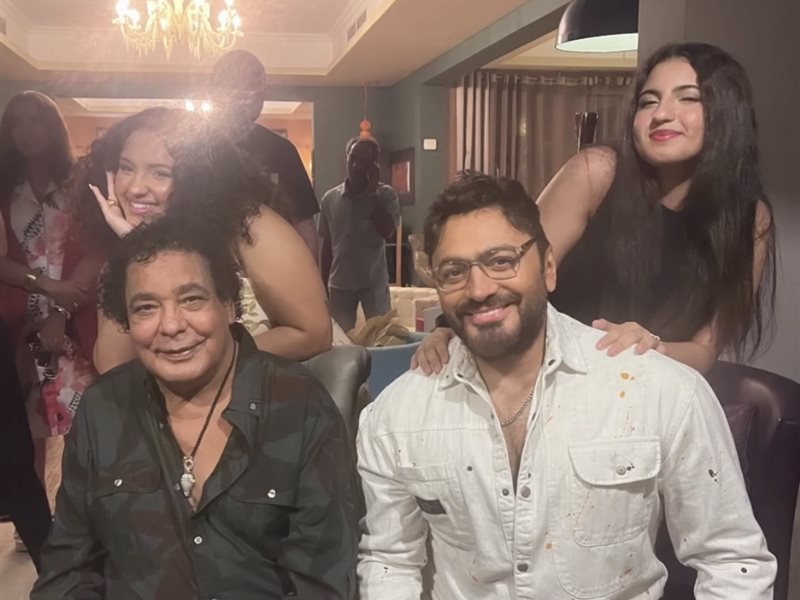 فيديو.. تامر حسني يزور منير في منزله للاحتفال معه ومع بنات رحيم بديو 