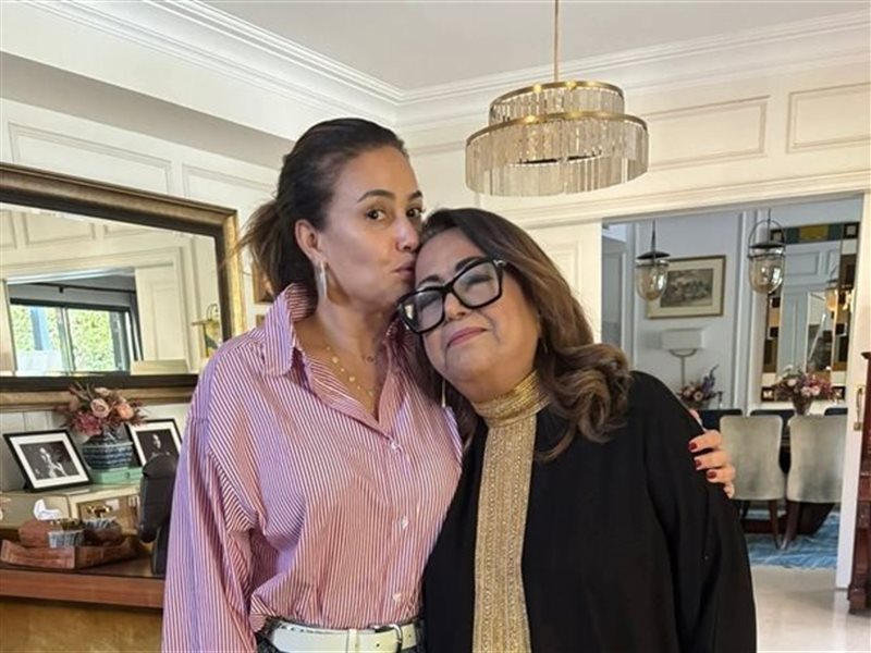 يسرا والسقا ومنة شلبي.. نجوم الفن يواسون هند صبري في رحيل والدتها 