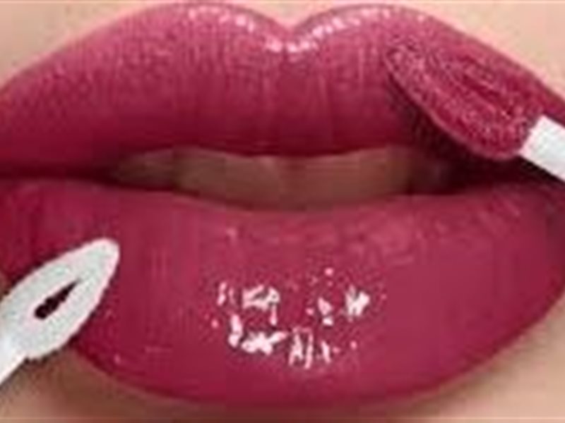 Lip jam تتصدر صيحات الجمال لصيف 2025: لون غني ولامع بلمسة فاكهية أنيقة 