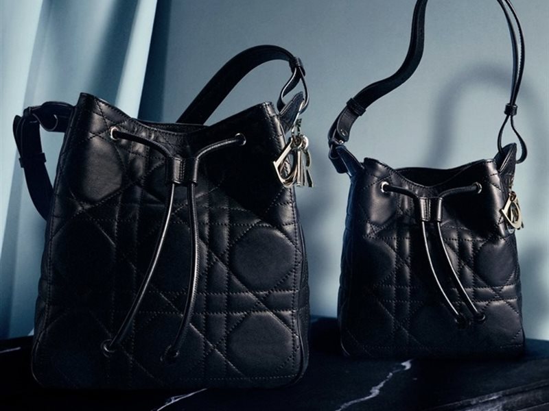 حقيبة “D-Motion” من ديور: لمسة عصرية بتوقيع نقش “ماكرو كاناج” الأيقوني 