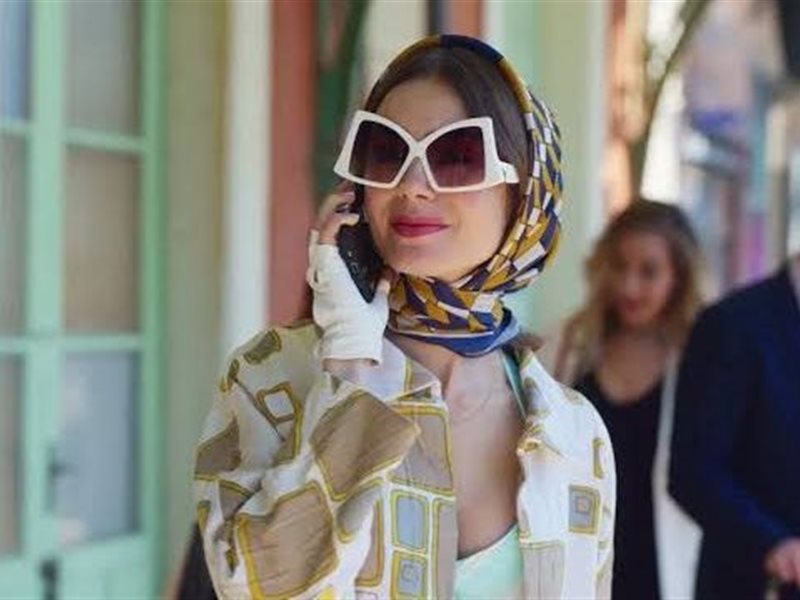 الوشاح يهيمن على موضة الشعر لصيف 2025: عودة الوشاح بأسلوب التسعينيات والبوهيمية الأنيقة