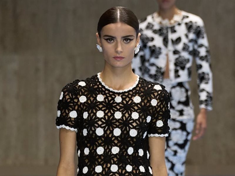 عودة لافتة للكروشيه في ربيع وصيف 2025: أناقة يدوية تواكب أجواء الموسم بخفّة وتميّز