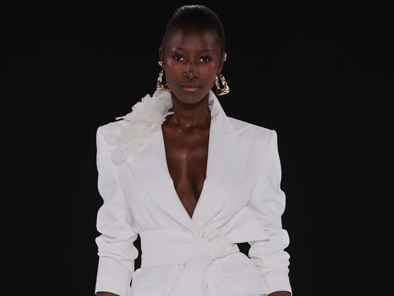 الجاكيت الأبيض يتصدّر اختيارات عروس جيل Z: موضة عصرية ليوم الزفاف بلمسة غير تقليدية