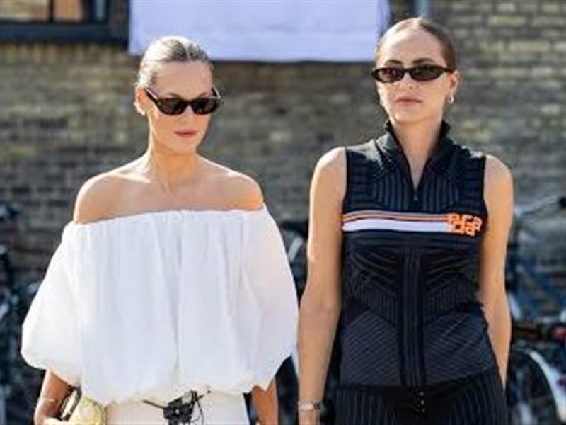 عودة الألفينات: صيحات صيف 2025 تستوحي إلهامها من ألبومات 2003 