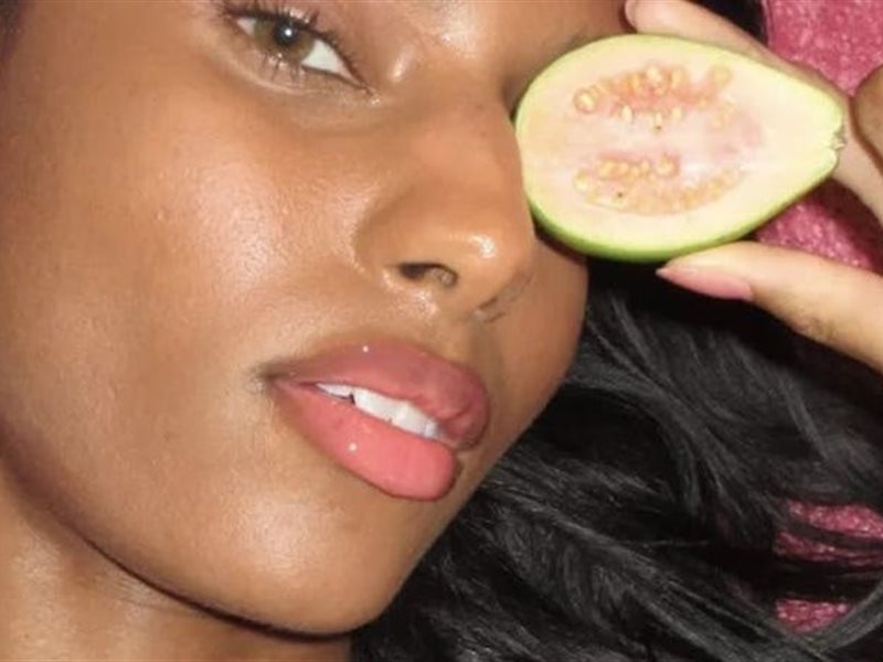 موضة Guava Girl Summer تكتسح الصيف.. أنوثة منعشة بطابع استوائي 