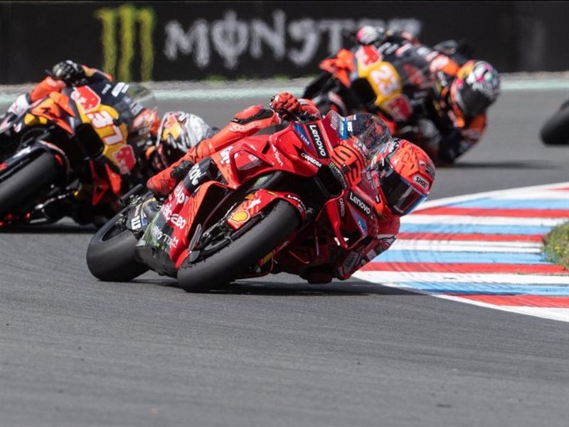 ماركيز يوسع الفارق ويقترب من معادلة روسي بعد فوزه في برنو