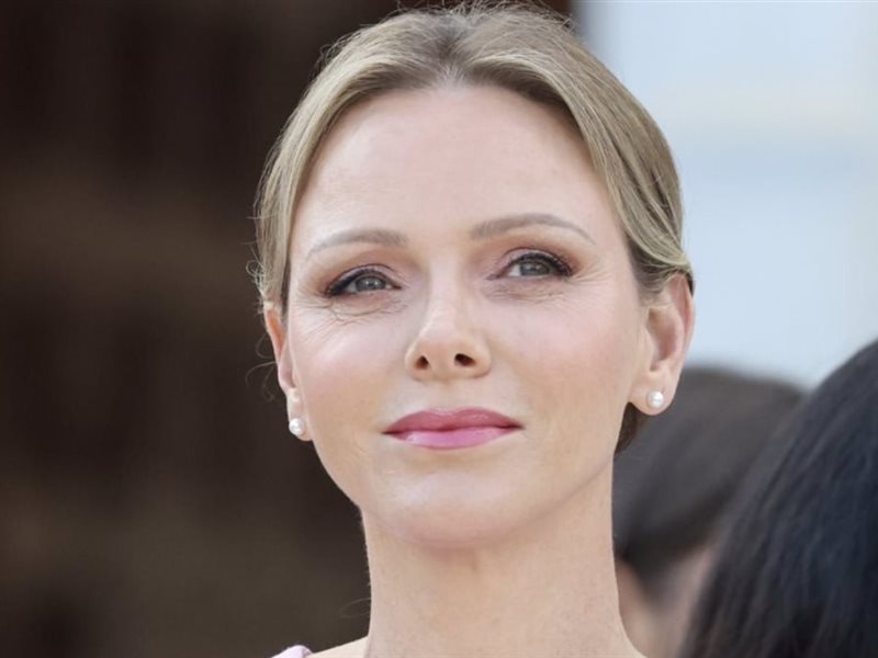 الأناقة الملكية تتجسد في إطلالة الأميرة شارلين بفستان جوبير وردي من توقيع أوسكار دي لا رينتا